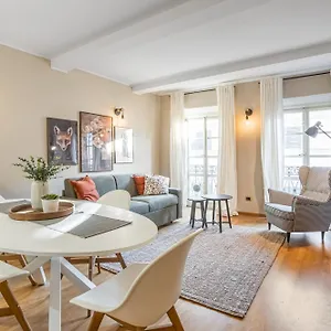 https://apt-charming-in-the-centre-of-lucca.it-tuscanyhotel.com